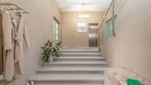 Flur mit Treppe und Aufzugstür – Homelift im Wohnhaus nachrüsten