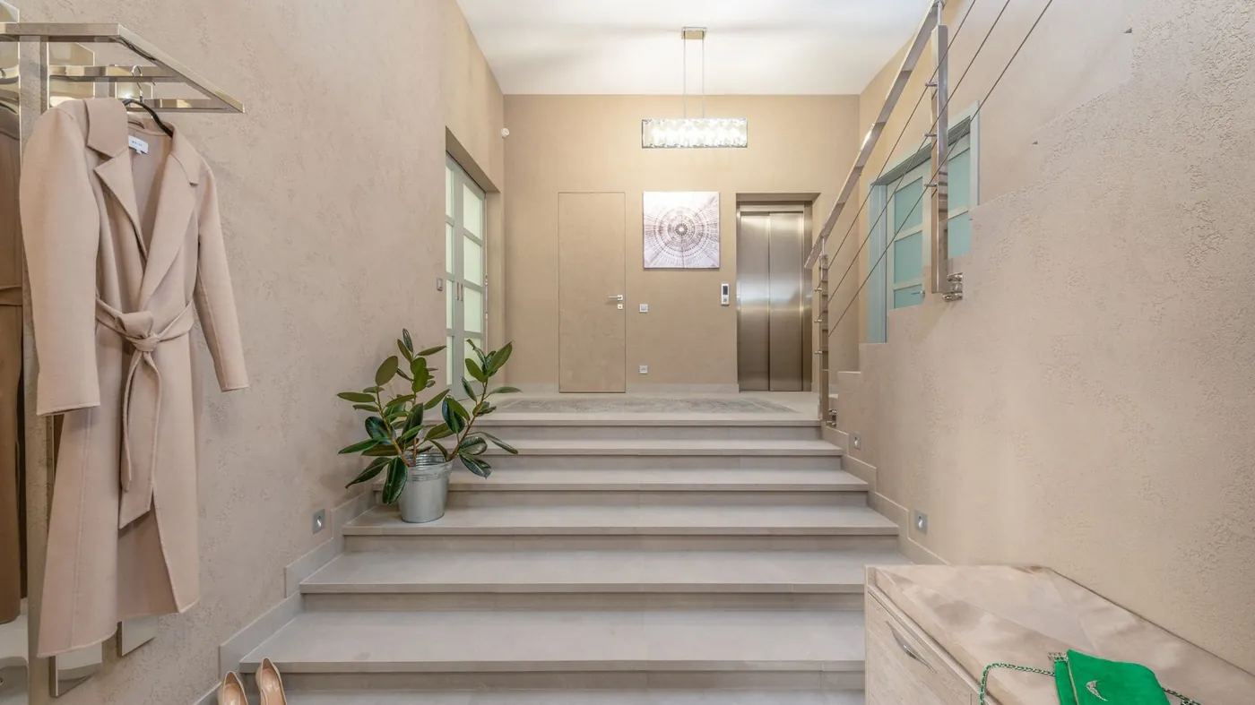 Flur mit Treppe und Aufzugstür – Homelift im Wohnhaus nachrüsten