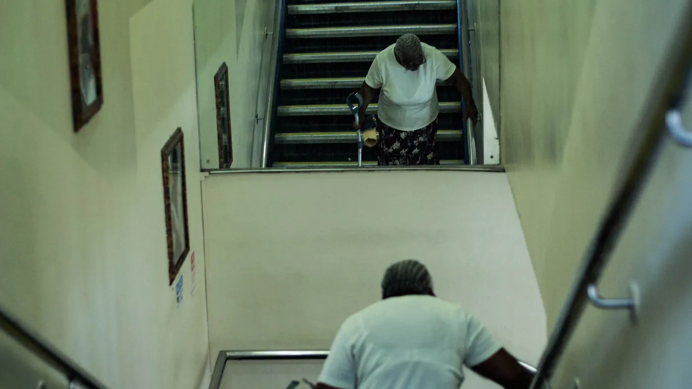 Ältere Menschen auf einer Treppe mit Handlauf – wann ein Treppenlift hilft