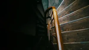 Treppenlift für schmale Treppen: Mindestbreite und passende Modelle