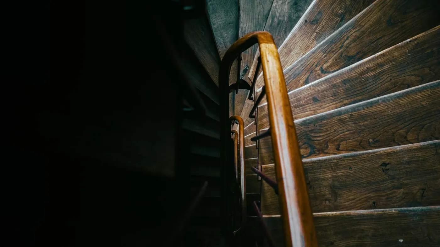 Treppenlift für schmale Treppen: Mindestbreite und passende Modelle