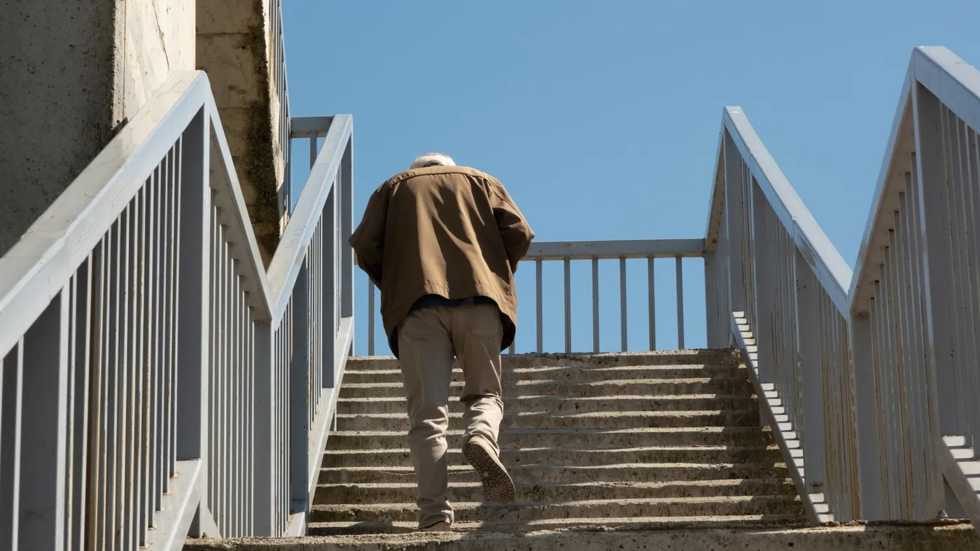 Treppenlift zum Stehen: Für wen der Stehlift passt