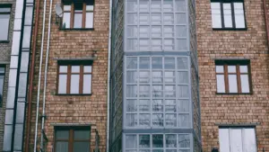 Aufzug außen am Haus nachrüsten: Kosten, Genehmigung, Ablauf